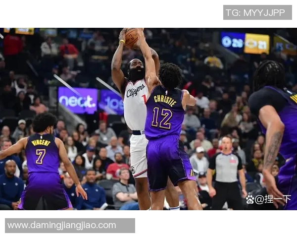 快船与马刺激战正酣NBA202116赛季精彩对决回顾与分析